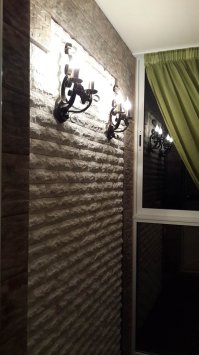 Поведаю мою грустную историю... решил я сделать из балкона этакую каменную пещерку для приняться утреннего кофе и вечерних возлияний. Так как балкон холодный, а утеплять его не особо хотелось, то решили обложить керамогранитом, а чтоб было не совсем мрачно - сделать нишу из светлого кирпичика. 
Для создания рельефа использовал панели из экструдированного полисторола с подготовкой для укладки плитки (клеится на жидкие гвозди).
Основная плитка - рифленая, плиткорезом не режется, пришлось все перепилить алмазным кругом, свист стоял на весь двор! С кирпичиком, как оказалось, меня кинули на коробку (4 коробки навалом, такой же кривой и с "облоем"), но благо все ушло в "0" и осталось 4 пол-плитки, да, ее тоже пилил алмазом.