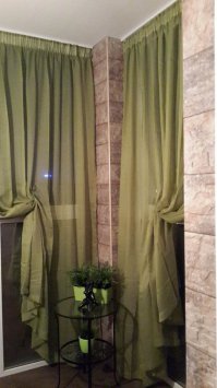 Поведаю мою грустную историю... решил я сделать из балкона этакую каменную пещерку для приняться утреннего кофе и вечерних возлияний. Так как балкон холодный, а утеплять его не особо хотелось, то решили обложить керамогранитом, а чтоб было не совсем мрачно - сделать нишу из светлого кирпичика. 
Для создания рельефа использовал панели из экструдированного полисторола с подготовкой для укладки плитки (клеится на жидкие гвозди).
Основная плитка - рифленая, плиткорезом не режется, пришлось все перепилить алмазным кругом, свист стоял на весь двор! С кирпичиком, как оказалось, меня кинули на коробку (4 коробки навалом, такой же кривой и с "облоем"), но благо все ушло в "0" и осталось 4 пол-плитки, да, ее тоже пилил алмазом.