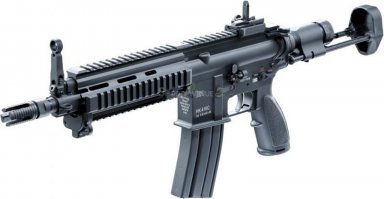 Не-а, не лучше :) Ты на магазин-то у "автоматика" глянь - он совсем не под пистолетный патрон.
А если присмотреться еще вдумчивей, то в лапке у девочки можно увидеть "Хеклер&Кох-416С со снятым затыльником приклада и прицельными. Конкретно этот хоть и "укорот", но уж точно никак не ПП. Ибо под 5,56х45НАТО.