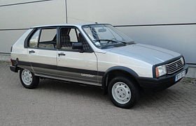 Был у меня в пользовании в 1996 году чудо французского автопрома "Ситроен Виза" 1981 г.в. с двухцилиндровым воздушным оппозитником 650 куб. в 35 л.с., на цилиндрах стояли кожухи с термостатами и шторки управления, подающие горячий воздух в салон, на зиму даже был предусмотрена шторка закрывающая вентилятор и масляный радиатор. В Питере зимой прогревался за 10 минут.