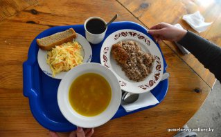 СССР - 1985 1 доллар =	0,705 копеек
приблизительная цена комплексного обеда в столовке