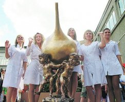 Получился чиста белый процедурный кабинет. Хотя - вот эти девчонки будут рады.