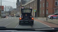 Щас как гид буду говорить :) На данном фото запечатлен последний момент того как парень за рулем лишился прав на 3 часа .Через месяц его вызвали в паркет дали штраф 550 евро + пересдача теории + лишение прав еще на 2 недели :)