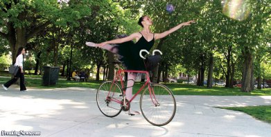 Ну прям не балет, а одни мученья. Надо его запретить, как уродующий жизнь человека. 
На фото: Вот это балет...