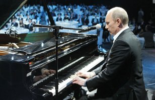 А на рояле не хочешь поиграть?