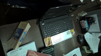 Иконки в машине видел.. А вот дважды благословенный офисный ноутбук))