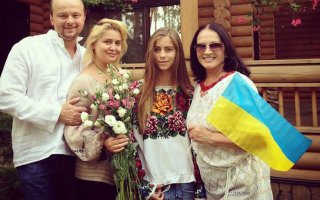 Падла. Кричит, как любит Россию и помогает карателям на Донбассе