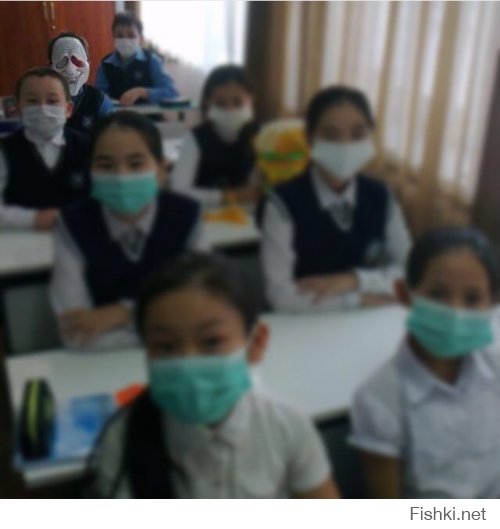 в связи с гриппом всем ученикам сказали принести с собой маски. Один ученик видимо не понял.)