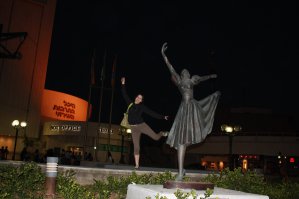 У меня тоже фото со статуей есть