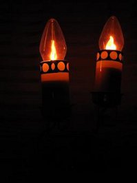 У матери висит такой сейчас. Только чуть посимпатичнее. Имеются белые свечи вокруг патрона, как на картинке