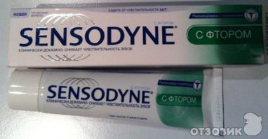 Как нет? А зачем тогда на человека направлять? 
 Бензин, вспыхивающий от окурка - это реально навязанный киношниками стереотип.
 Но.
 Всегда есть шанс невовремя чиркнуть спичкой/зажигалкой. :)
Поэтому осторожность - она, конечно нужна, но не до маразма ж доводить.
 Так можно чего угодно напридумывать...