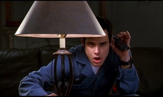 Этот лысый громила начал дебоширить в метро. Но обрати внимание на левую руку старушки