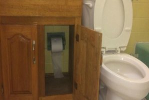 Руки оторвать тому, кто так бумагу вешает