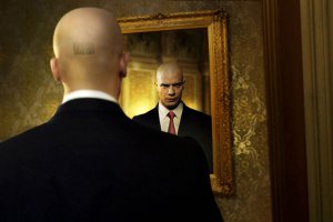 Этот лысый громила начал дебоширить в метро. Но обрати внимание на левую руку старушки