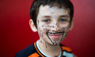 - Пап, все сделал как ты просил!
- Отлично сынок! 10 000$ за послушного мальчика РАЗ, уникальные фотографы + мойщик посуды - ДВАааа...   ТРИ!!! ПРОДАНО, мужчине в кожаной маске.