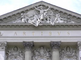 Лепнина известна с античных времен и периодически входит в моду и выходит из моды.)) Чтобы делать то, что делает этот мужик особых талантов не надо, лишь желание и некоторые художественные навыки. По меркам высокого искусства лепнины рельефы у мужика очень простые, но стремление человека к чему-то новому всегда заслуживает одобрения.