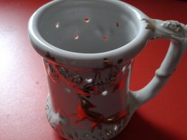 У меня дома кружка стоит  старая, походу тоже из этой темы. Тоже куча дырочек.