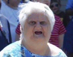 Да на самом деле надо быть добрее и эта история учит нас не поддаваться агрессии, но мы привыкли уже что история должна заканчиваться так: бабушка держит его за руку и кричит ближайшему мужичку, -у тебя же лампа в руках! давай перехерачь его по башке я долго не удержу!