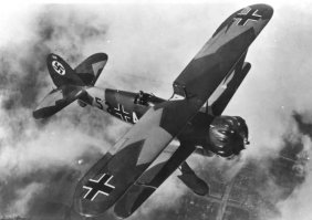 А как же тогда вот эта сволочь Henschel Hs-123? Провоевавшая у немцев до 1944 года. И выпуск которой они хотели возобновить в 1943 году. Но не срослось. У них.