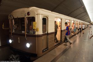 По красной ветке ездит это