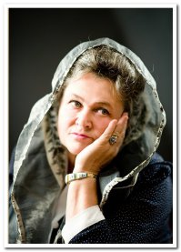 однажды восхитительная русская женщина написала потрясающие стихи
а потом появились плагиаторы но без способностей к поэзии

Безрукий, жизнь, прожив, скончался
И в рай попал по Божьей воле,
Тут вмиг с руками оказался.
В локтях не гнутся… Недоволен.

Апостола спросил, завидя,
«Неужто рай несовершенный?
Коль, Петр, тебя я не обидел –
Ад покажи мне озверенный».

Спустились в ад. Там стол огромный
Обильно яствами уставлен
А грешный люд, весь злой и темный,
От глада с жаждой не избавлен.

«Еду им брать, что ль, запретили?»
-У них в локтях не гнутся руки,
И крошки в рот не опустили,
Дерутся в злобе и от скуки.

- Что ж отличает ад от рая?
Там тоже стол стоит с едою.
- Увидишь сам. Там жизнь иная,
Сидят довольные собою…

Друг друга праведники кормят
Прямыми, как шпагат, руками,
Здесь нет голодных и не помнят
Чтоб голодали как-то сами.

Где злоба царствует, там лира
Не воспоет любви и мира…