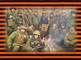 Донецкие парни, в серединке мой брат... все тоже воюют за Россию и считают себя Русскими. (фотка свежая)