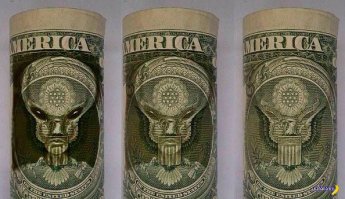 Пассажир самолета сфотографировал загадочное нечто, гуляющее по облакам