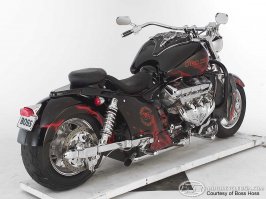 Если говорить о серийных моделях, то здесь безусловный лидер — Triumph Rocket III.
О серийных. Boss Hoss. Chevrolet ZZ4 5,7L.   
Как обычно, автор, что слышал краем уха, то и налопатил.