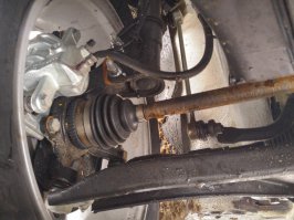 я не автоэксерт, но на моей бюджетной японской машине 2007гв привод хотябы покрашен и такого как на фото там нет.