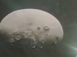 А вот луна на потолке