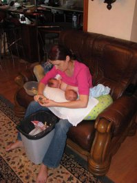 Война войной, а обед у всех по расписанию :) Детям молоко, мужу картофан :)