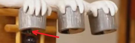 Какие магнитики, когда там всё деревянное! Там три шарика и чисто механически (какая-то лопатка) они опускаются и поднимаются.