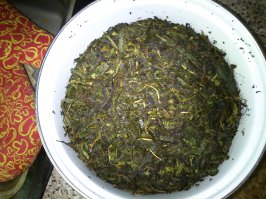 Тоже давно уже слышал о пользе и необычайном вкусе этого чая. Я хоть и тот еще лентяй, решил заморочится - и приготовил сам. Технология довольно замысловата - заготовка, подвяливание, скручивание-сминание, ферментация 3-4 дня и сушка в духовке. Действительно, очень вкусный чай, сейчас пью только его ну и другие душистые травы, про индийский забыл. Рекомендую!Доброго всем здоровья! ;)