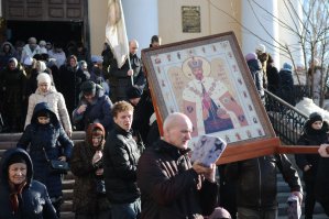 Вот нашел фото с этой церемонии:
Ходили * мученики- монархисты* , *Николу 2го * на руках носили. Того ,что в памяти русского  народа остался под ником --*Николай кровавый*. Псалмы пели.. Да много чего....
Но курс рубля в этот день, все равно, ниxepa не поднялся...