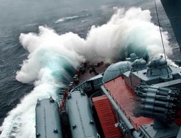 На круизниках еще не так чувствуется. А вот на военных кораблях колбасит, так колбасит!!! Я когда служил, нас 3 дня без остановки херачило, кроме сухарей ржаных жрать вообще ни чего не мог))) А по скольку служил я в машинном отделении, то вся эта веселуха сопровождалась, постоянной чисткой фильтров тонкой очистки для турбины. На второй день, когда я со своим сослуживцем чистил очередную порцию фильтров, корабль пошел на разворот, и произошел полный П.... вся булькающаяся масса в трюмах, состоящая, из саляры, редукторного масла, морской воды и еще какой-то склизкой хераты, как херанет вверх! Я помню только фонтаны этой черной массы поднимающиеся вверх, а потом падающей вниз, на пайолах стало так же скользко, как на свеже-залитом катке, я скатился по ним как по горке, пока не остановился головой о переборку, когда очухался через пару минут, ощутил во рту всю эту трюмную херню у себя во рту, и вся голова в крови))) Итог шторма, у меня 15 швов прямо на макухе, все машинное в гребанных трюмных отложениях. Есть одна фотка в просторах интернета с ходовой рубки ГРКР "Москва", у нас тоже самое было. Высота от ватер линии до верхней точки носа около 15-20 метров, могу ошибиться, давненько это уже было.