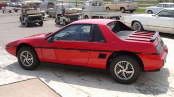 В штатах подобные поделки делают из Pontiac Fiero. У него средне моторная компоновка. 100 очков даю, из него.