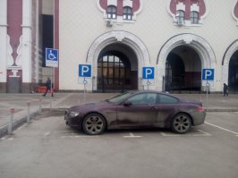 Езда по пешеходным дрожкам это зло, но есть чудилы более злого порядка...
Парковка рядом с Казанским вокзалом, поперек 2-х мест для пассажиров с ограниченными возможностями (на самом наклейки "инвалид" естественно нет), на вопрос "ты в курсе, что места для инвалидов?" ответил, что ему некогда.