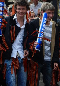 Докатились. Все эта акция с лентами, которую продвигали как модную и патриотическую. Получите и распишитесь.