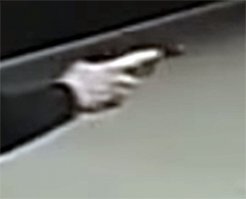 У этого кренделя даже палец не на спусковом крючке. Такое чувство, что он поссыкивает, как бы не было случайного выстрела.