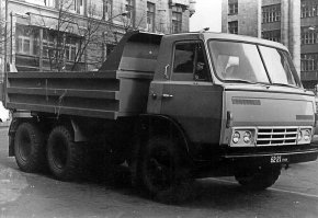 Прародитель Камаза это Зил-175. Именно для его производства и построили завод, на зиле не хватало мощностей.