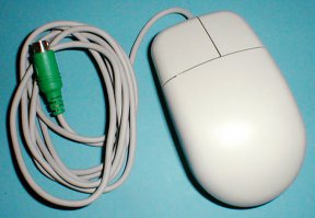 Была у меня с 1996 года обычная мышка с колесиком производства Mitsumi как на фото но с COM портом на первом пне, так вот, эта мыша проработала долгих 6 лет, потом отвезли комп на дачу и недавно я решил запустить этого зверя, все работает безотказно!)) 
А недавно начала глючить современная беспроводная мышь с клавой... купил новую, и о чудо, не работает "из коробки", такое вот говенное качество современного железа)