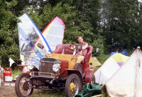 У меня был знакомый, Андрей Куликов, он в 90х построил машину " Африка", рама передняя подвеска, кузов - самодельные, мотор ЗАЗ, КПП и задний мост М 401, колёса Урал. Зарегестрировал и получил номера, насколько раз ходил в "автопробеги" в НН, на Чёрное море. К сожалению хороших фото нет. на первой Андрей. Может у кого есть и знает где сейчас?