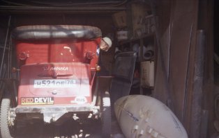 У меня был знакомый, Андрей Куликов, он в 90х построил машину " Африка", рама передняя подвеска, кузов - самодельные, мотор ЗАЗ, КПП и задний мост М 401, колёса Урал. Зарегестрировал и получил номера, насколько раз ходил в "автопробеги" в НН, на Чёрное море. К сожалению хороших фото нет. на первой Андрей. Может у кого есть и знает где сейчас?