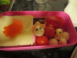 Моя дочка ходит в садик, и для нее нужно делать завтраки с собой. Первое время я вот так заморачивалась : (свинки из перепелиных яиц покрашены свеклой, глазки -нори). Скажу вам честно, это дело не бюджетное и очень затранное по времени. Иной раз силой заставляешь себя это все готвить. А потом самое обидное- когда нифига не съедино, потому что дочке это показалось подозрительным или по пятницам принесли хавку кто-то из родителей сразу на всю группу. Вообщем вскоре я сдулась и стала делать банальные сандвичи за 3 минут + что-то сладкое (печенька, дрожешка, йогурт). Ребенок счастлив, съедает все,  я спокойна, я не убила на это полтора часа времени.