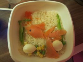 Мама готовит для сыновей потрясающие блюда в школу, чтобы поднять им настроение