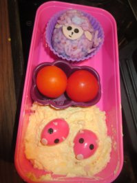 Моя дочка ходит в садик, и для нее нужно делать завтраки с собой. Первое время я вот так заморачивалась : (свинки из перепелиных яиц покрашены свеклой, глазки -нори). Скажу вам честно, это дело не бюджетное и очень затранное по времени. Иной раз силой заставляешь себя это все готвить. А потом самое обидное- когда нифига не съедино, потому что дочке это показалось подозрительным или по пятницам принесли хавку кто-то из родителей сразу на всю группу. Вообщем вскоре я сдулась и стала делать банальные сандвичи за 3 минут + что-то сладкое (печенька, дрожешка, йогурт). Ребенок счастлив, съедает все,  я спокойна, я не убила на это полтора часа времени.