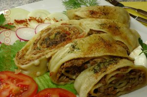 Больше похоже на узбекское блюдо Ханум (ленивые манты), только Ханум готовится в мантышнице (пароварке)...