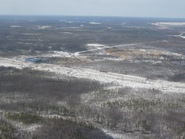 не летают только на низких высотах. там как раз аэропорт совсем рядом. это фото с взлетающего самолета