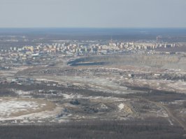 не летают только на низких высотах. там как раз аэропорт совсем рядом. это фото с взлетающего самолета