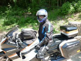 Тушёночки с собой, сальца, лучок-чесночок, курицу конечно вареную, яичек синих… думаю таким макаром можно сэкономить
Мне вот такой туризм больше по душе :)